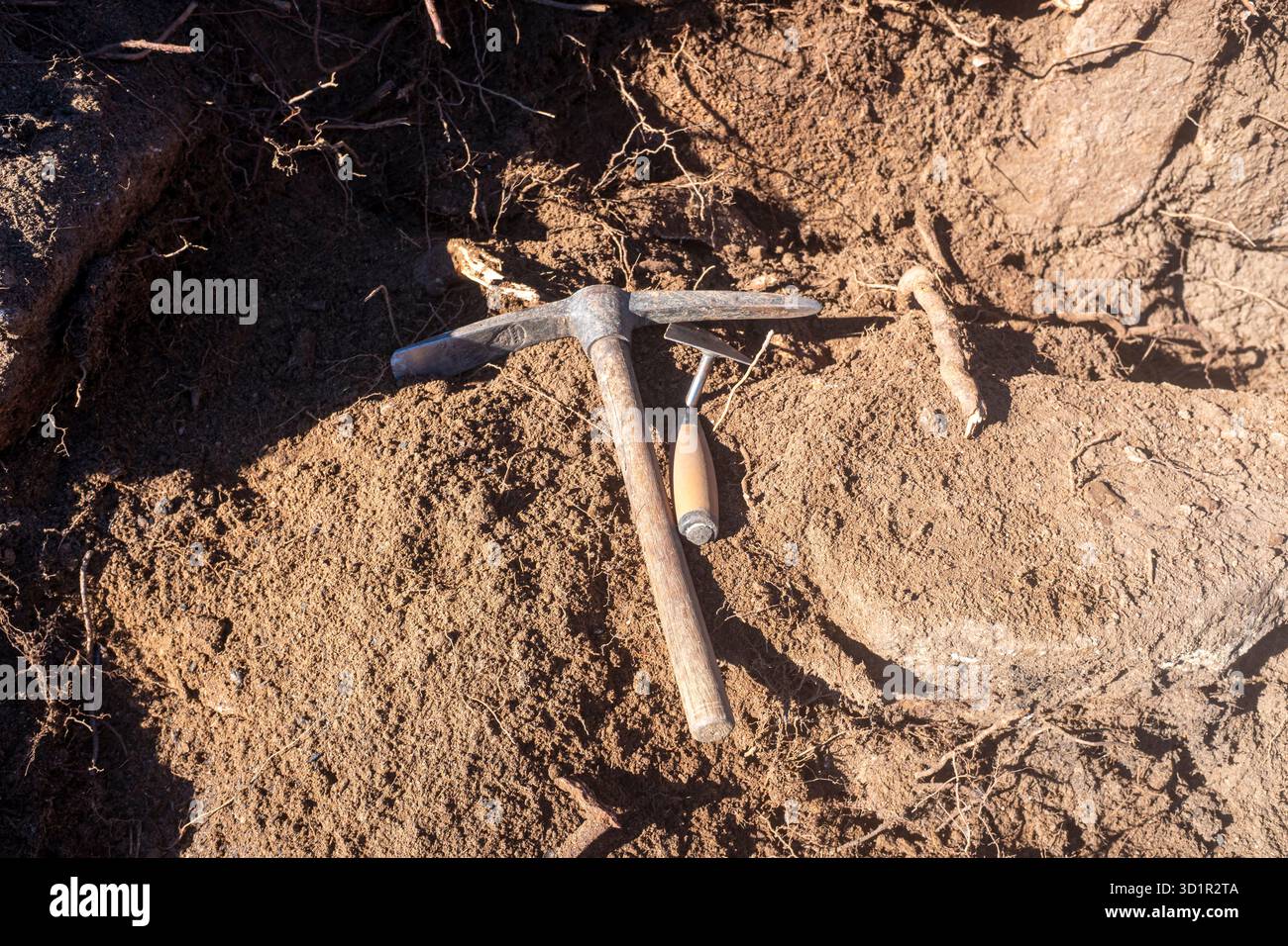 Ein Stillleben historischer Forschungswerkzeuge auf dem Dreck die harte Arbeit der Archäologie Stockfoto