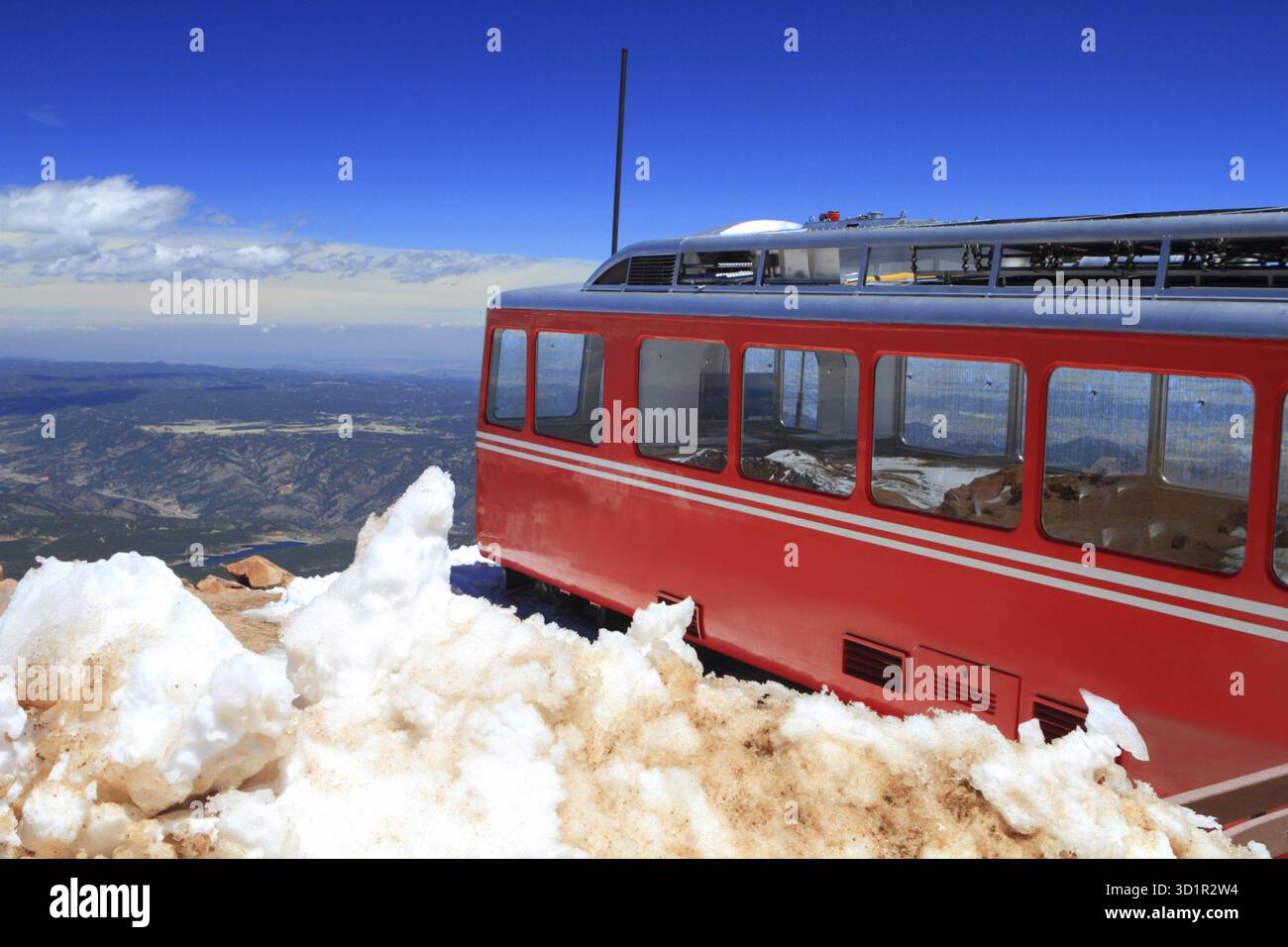 Blick auf Pikes Peak und Manitou Springs Train auf dem Gipfel des Pikes Peak Mountain, Colorado, USA, USA Stockfoto