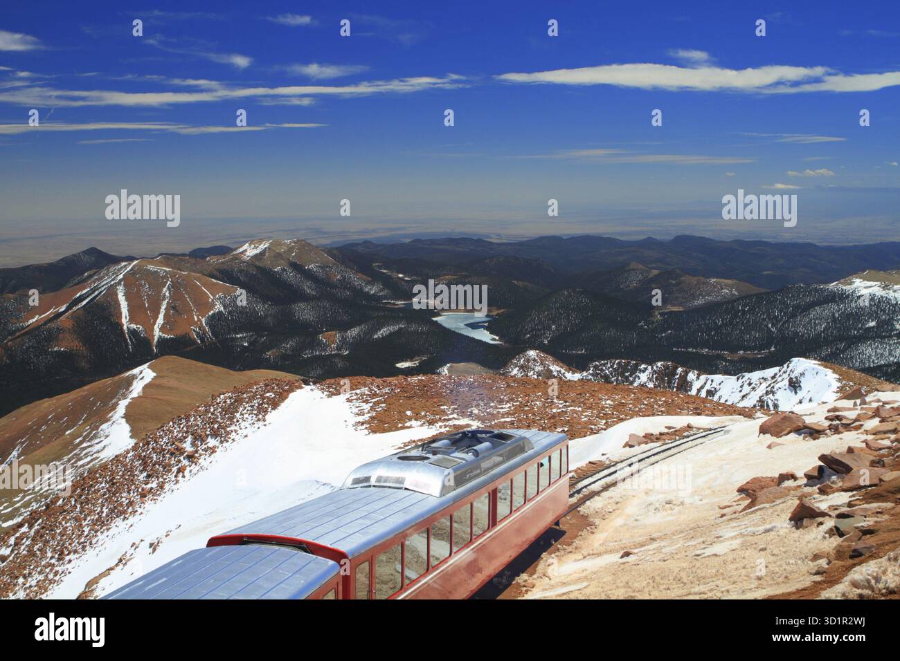 Blick auf Pikes Peak und Manitou Springs Train auf dem Gipfel des Pikes Peak Mountain, Colorado, USA, USA Stockfoto