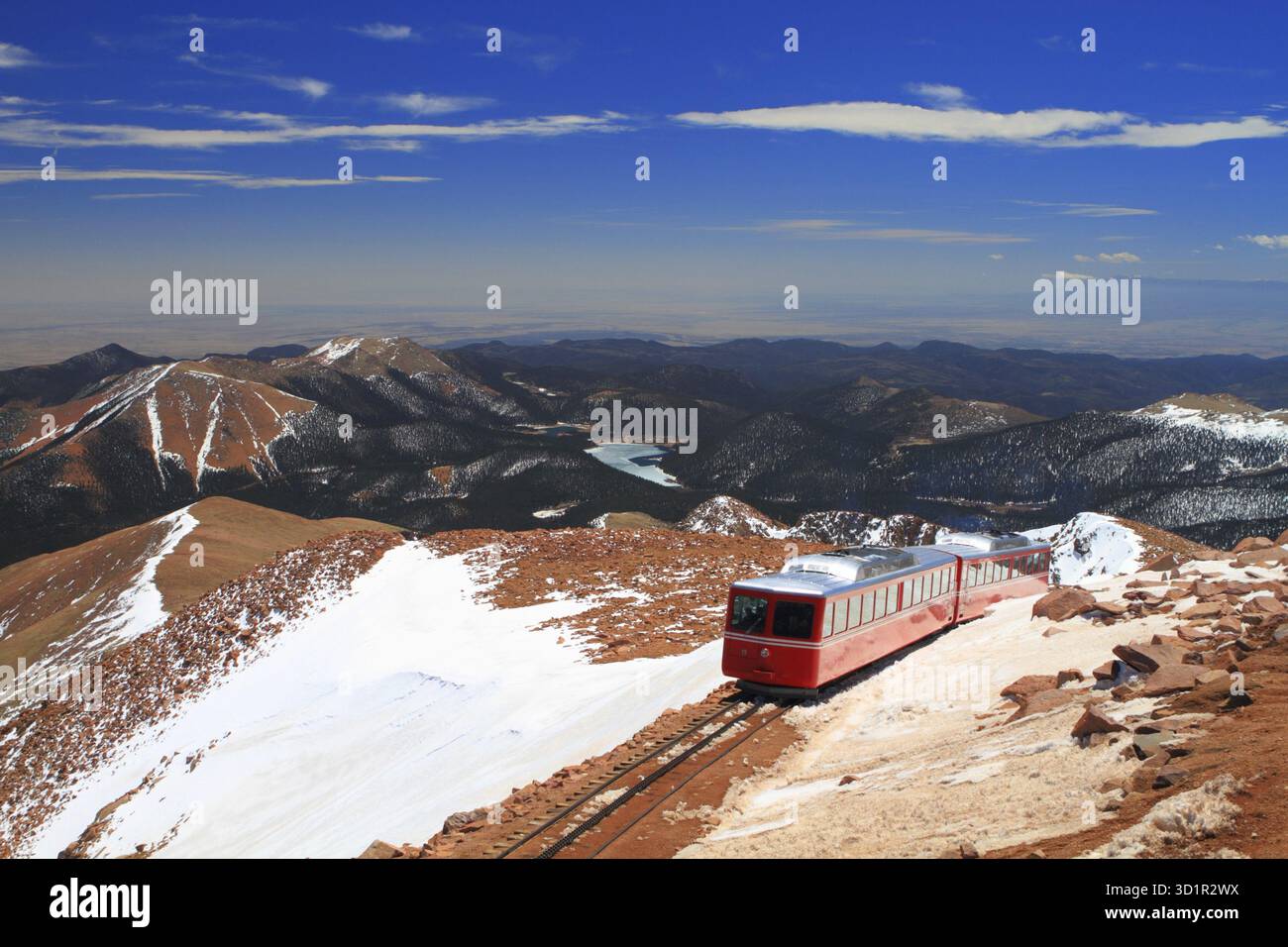 Blick auf Pikes Peak und Manitou Springs Train auf dem Gipfel des Pikes Peak Mountain, Colorado, USA, USA Stockfoto