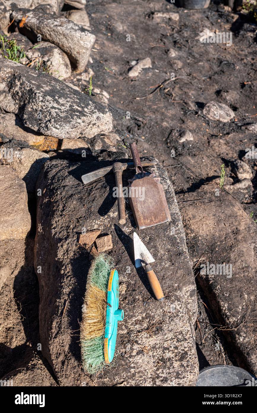 Die unverzichtbare Ausrüstung für eine ruhende Grabstätte die Werkzeuge der Entdeckung Stockfoto
