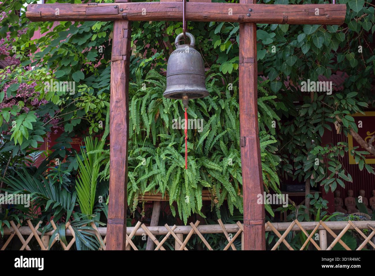 Alte Eisenglocke an einem religiösen alten Tempel in Chiang Rai, Thailand Stockfoto