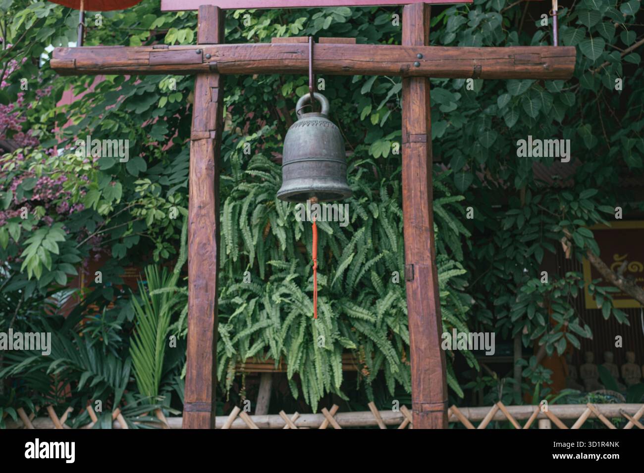 Alte Eisenglocke an einem religiösen alten Tempel in Chiang Rai, Thailand Stockfoto