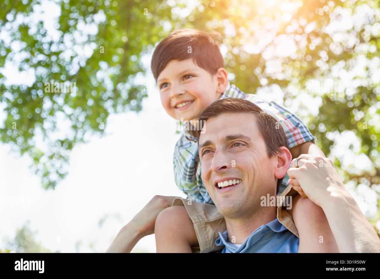 Gemischte Rennen-Vater und Sohn spielen zusammen im Park Huckepack. Stockfoto