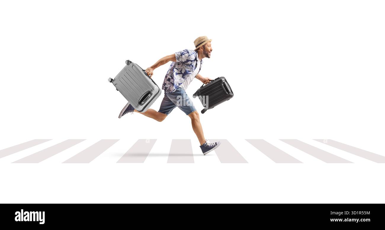 Männlicher Tourist, der Koffer trägt und am Zebraübergang auf weißem Hintergrund läuft Stockfoto