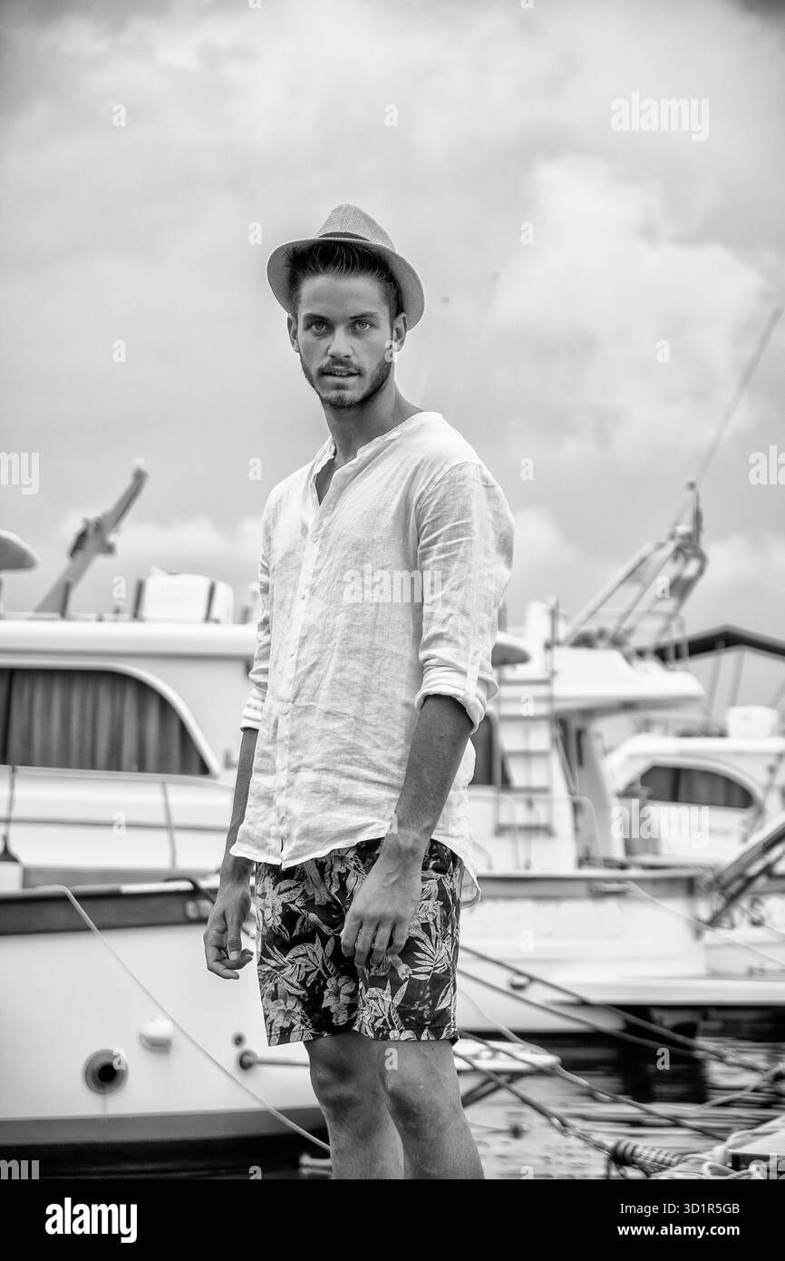 Hübscher junger Mann mit Hut Stockfoto