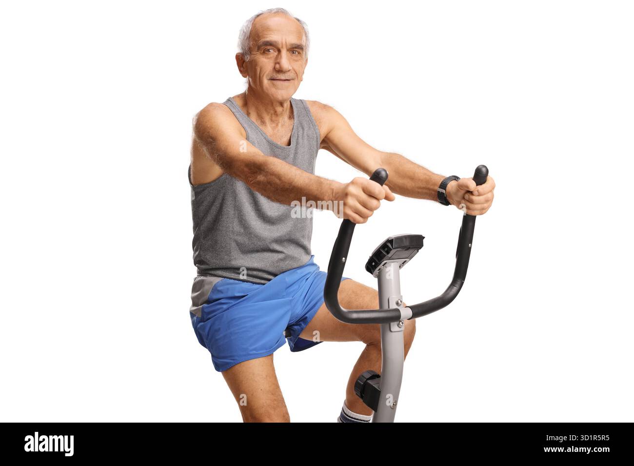 Senior Mann, der ein Heimtrainer fährt, isoliert auf weißem Hintergrund Stockfoto