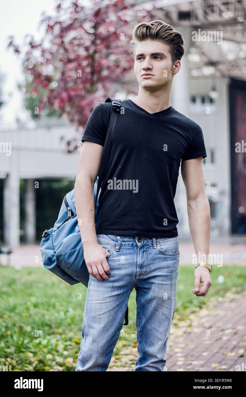 Junger Mann stehend in städtischen Umgebung mit energiereiche Stockfoto