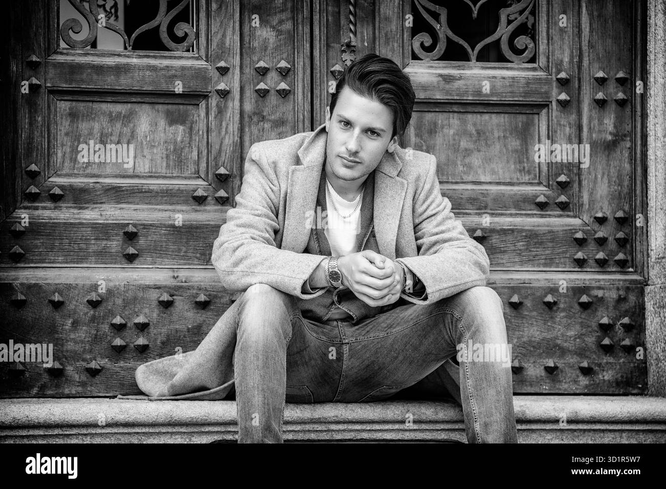 Eleganter junger Mann im Freien tragen Wollmantel Stockfoto