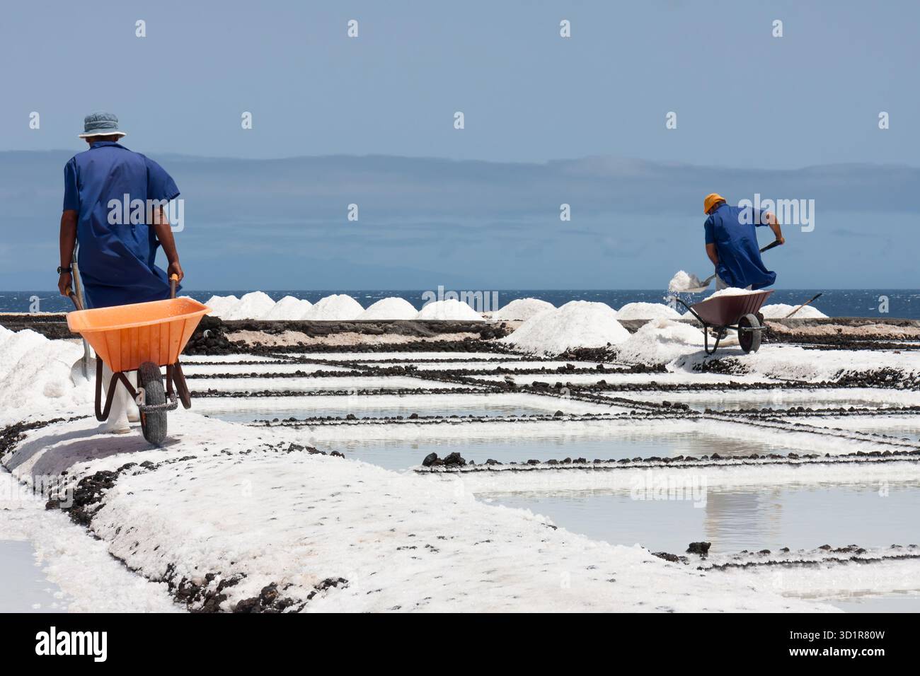 Arbeiter mit Schubkarre bei der Salzgewinnung La Palma, Kanarische Inseln Stockfoto