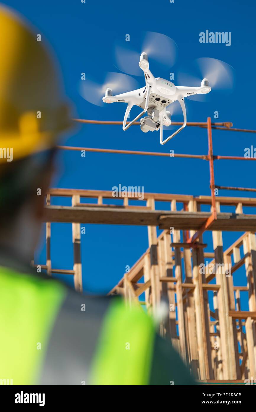 Weibliche Pilotin Fliegt Drohnen-Quadcopter Auf Baustelle Stockfoto