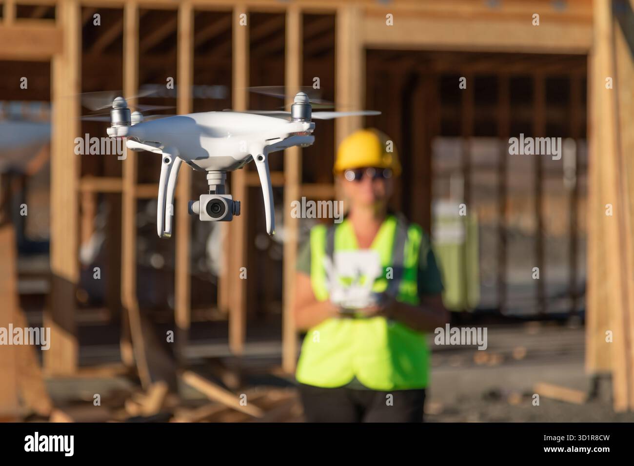 Weibliche Pilotin Fliegt Drohnen-Quadcopter Auf Baustelle Stockfoto