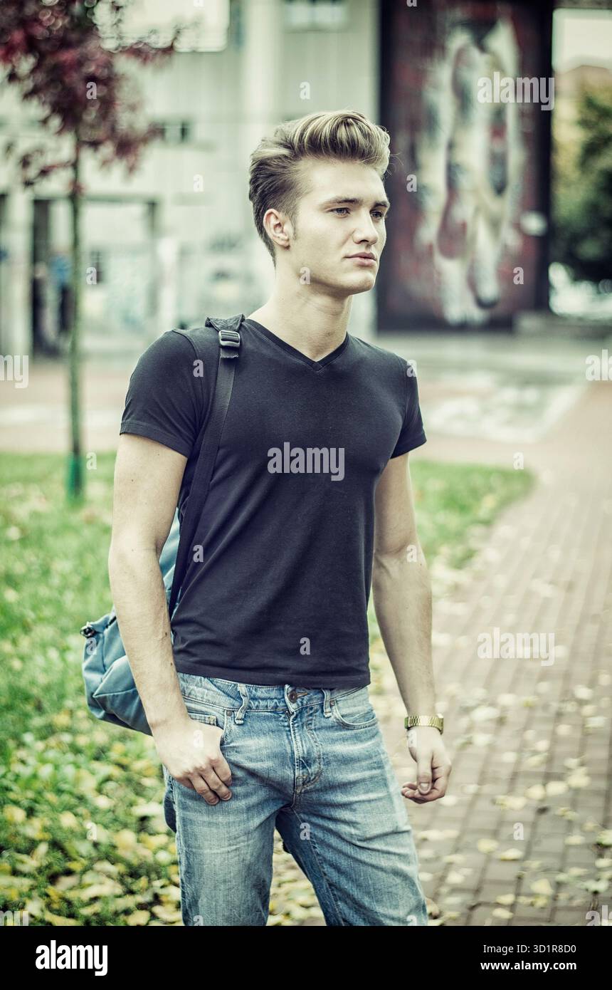 Junger Mann stehend in städtischen Umgebung mit energiereiche Stockfoto