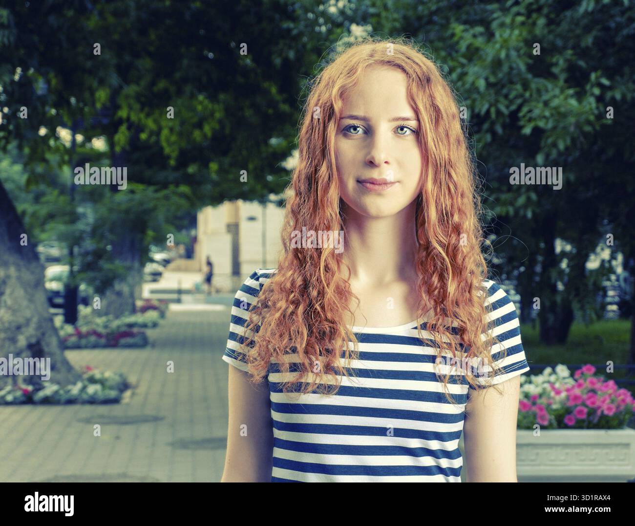 Ingwerhaarige Frauen fühlen sich unglücklich und schauen in die Kamera. Melancholischer Zustand Stockfoto