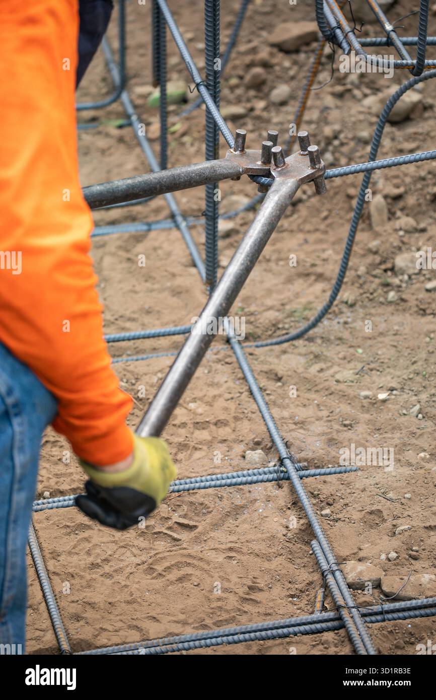 Arbeiter Mit Werkzeugen Zum Biegen Von Stahlgerüsten Auf Der Baustelle Stockfoto