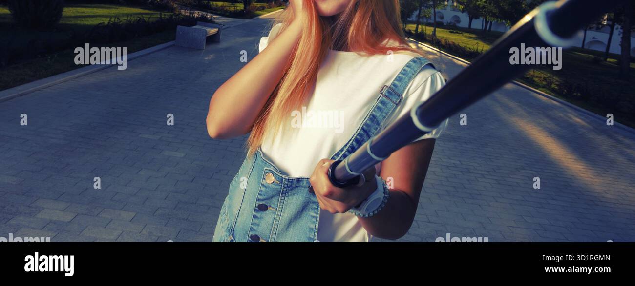 Die schöne Stadtfrau macht Selfie mit Selfie-Stick. Gefiltertes Bild. Instgram-Farbe. Kopierraum Stockfoto