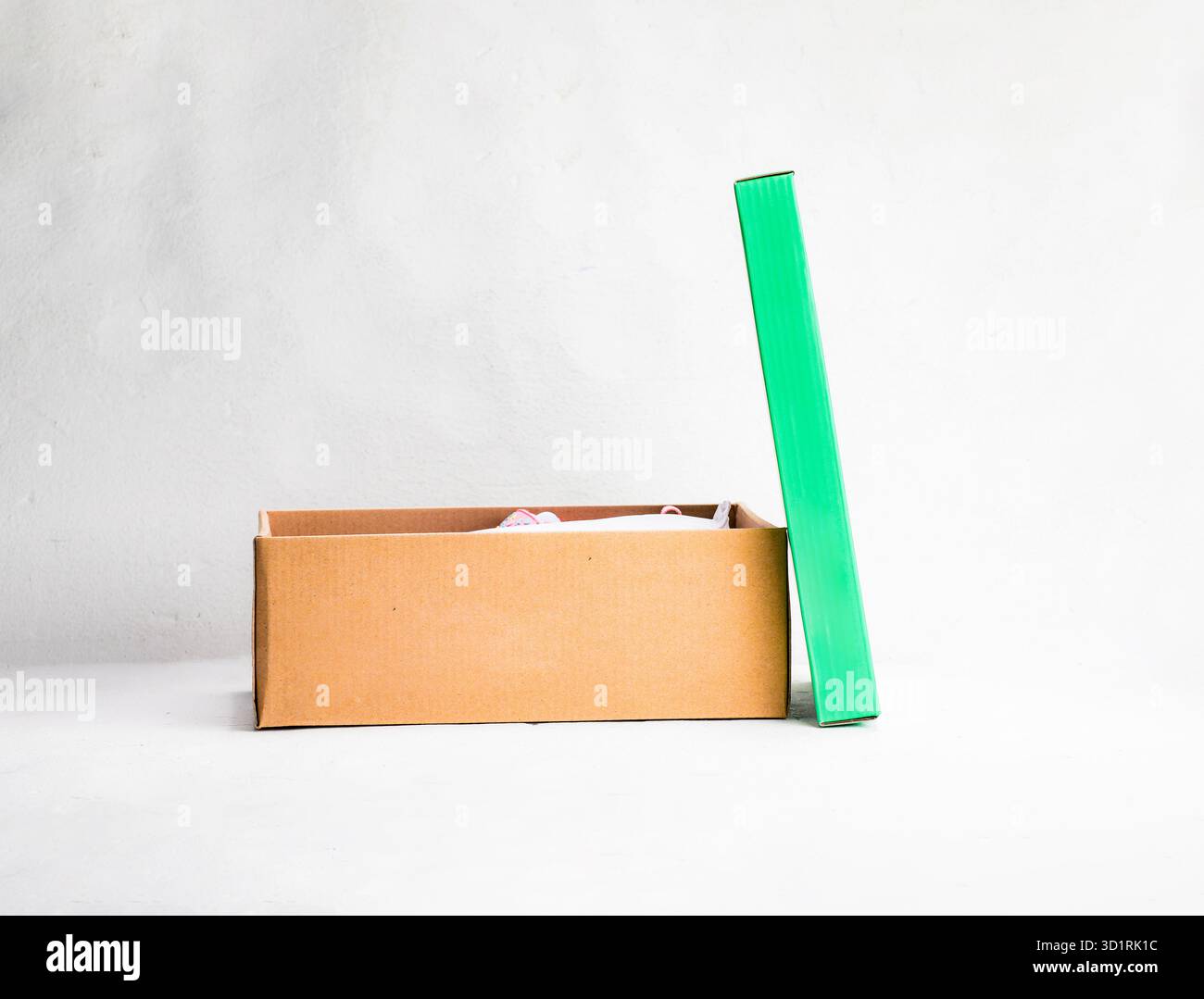Öffnen Sie den braunen Kraftkarton mit Deckel auf weißem Hintergrund Stockfoto