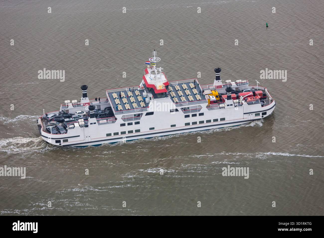 Niederländische Fähre am Wattenmeer Navigieren zwischen Sandbänken Stockfoto
