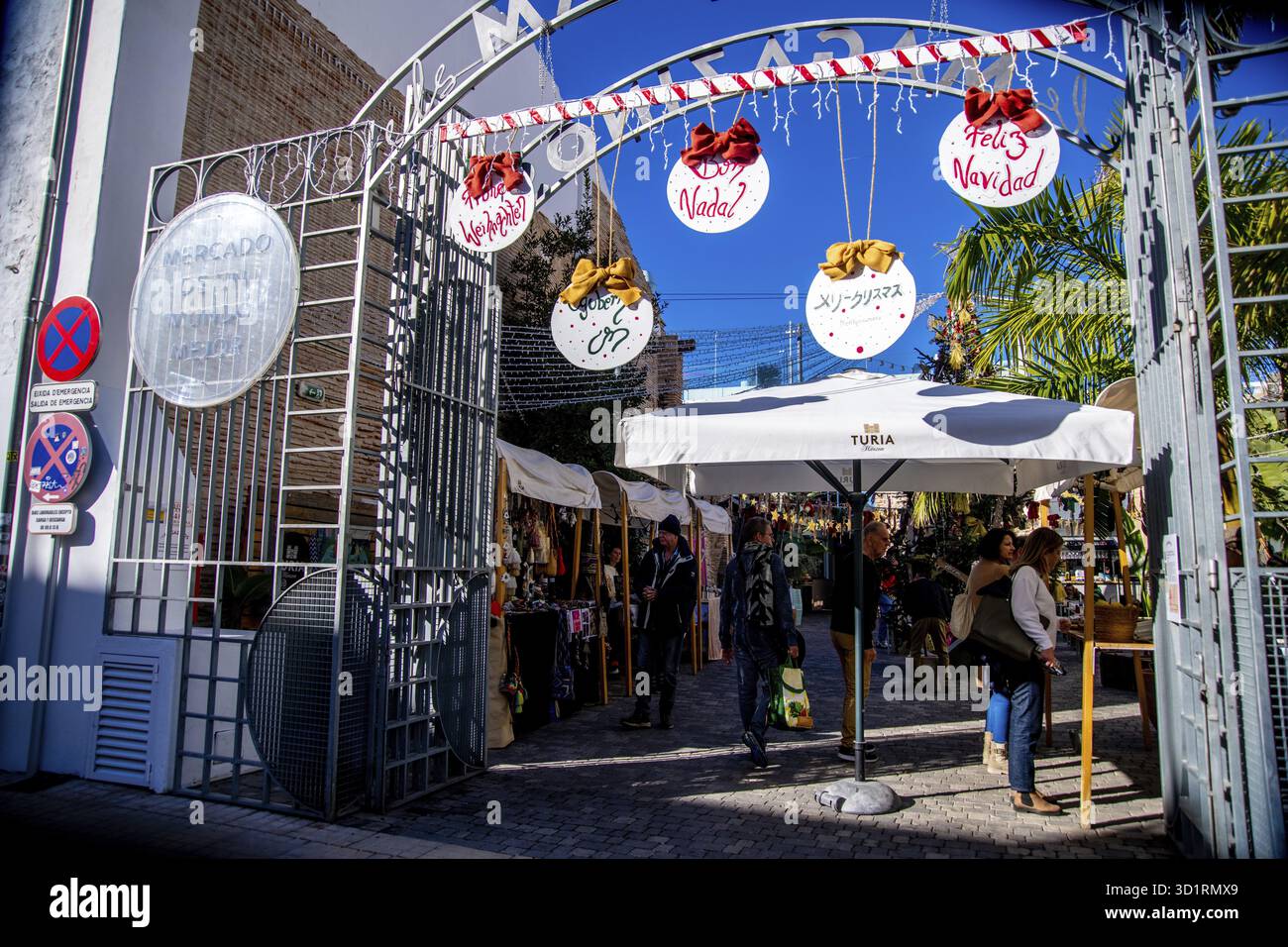 Denia, Alicante - Spanien - 22.12.2023: Markteingang mit Weihnachtsdekoration unter einem sonnigen blauen Himmel Stockfoto