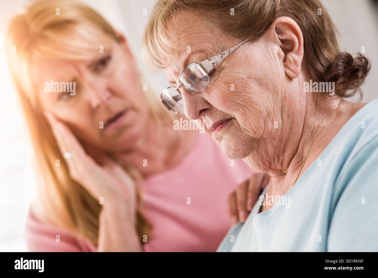 Junge Erwachsene Frau Tröstet Traurig Senior Erwachsene Frau Stockfoto