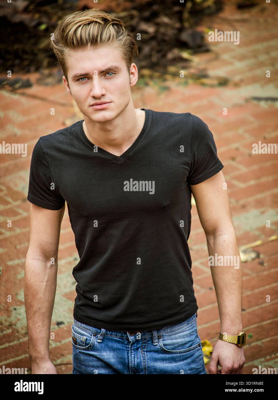 Attraktive blonde Jüngling in städtischen Umgebung Stockfoto