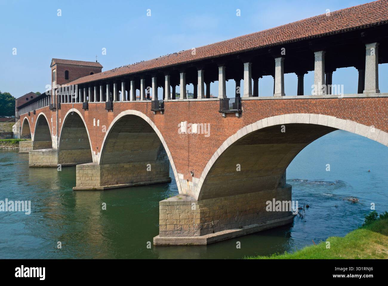 Die Ponte Coperto („überdachte Brücke“) ist eine Steinbogenbrücke über den Fluss Tessin in Pavia, Lombardei, Italien. Stockfoto