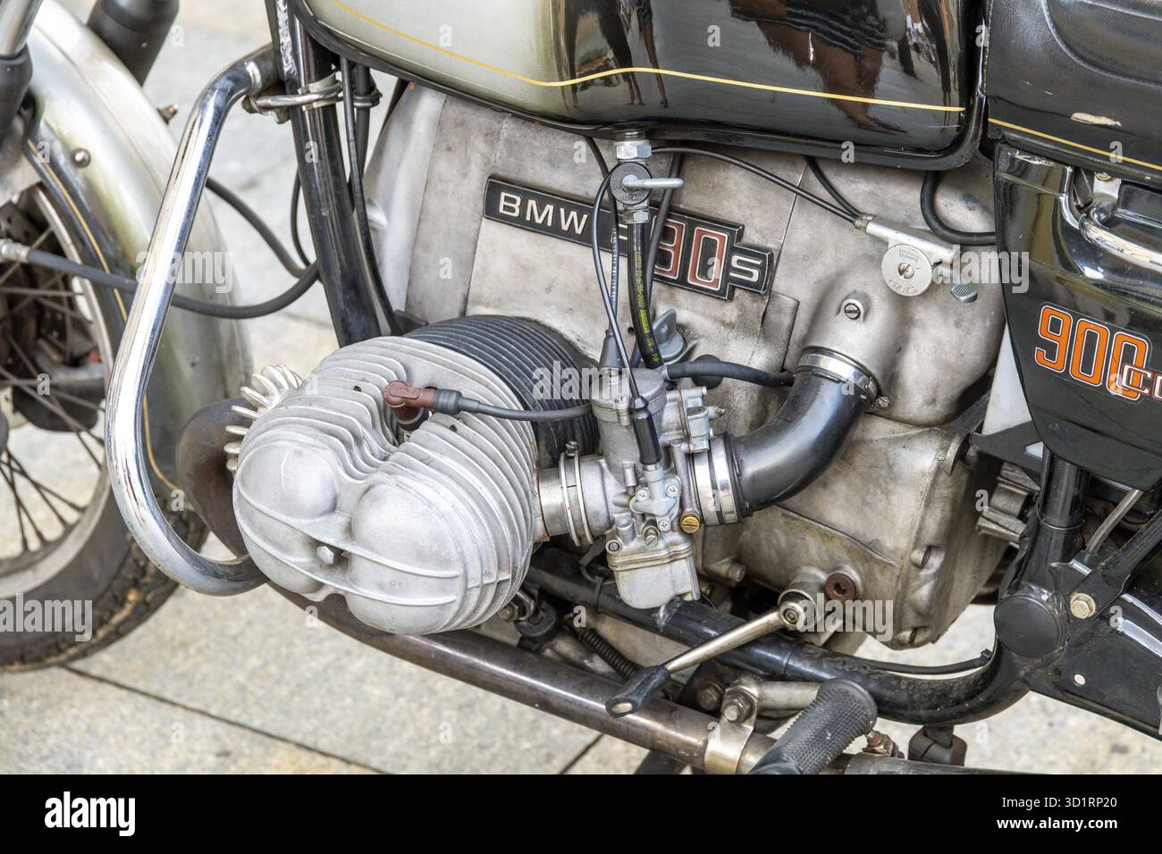 Sevilla, Sevilla - Spanien â€“ 19. 04. 2024: Eine Nahaufnahme eines BMW Boxermotors, der seine komplexe mechanische Konstruktion zeigt Stockfoto