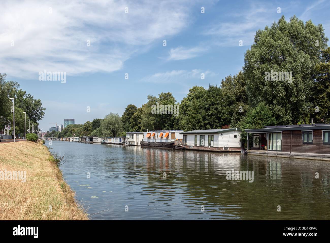 Kanal in der niederländischen Stadt Utrecht mit angelegten Hausboote Stockfoto