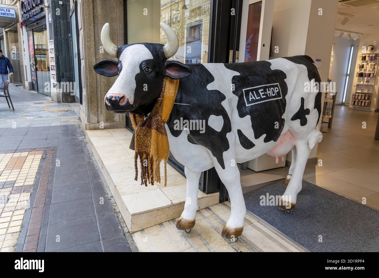 Skurrile Kuhskulptur mit Schal vor dem Ale-Hop-Shop in Cartagena Stockfoto
