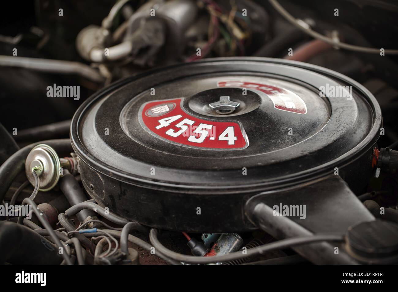 Nahaufnahme des Luftfilters eines Automobilmotors mit dem Etikett „455.4", das die komplizierten Details der internen Mechanik Germa hervorhebt Stockfoto