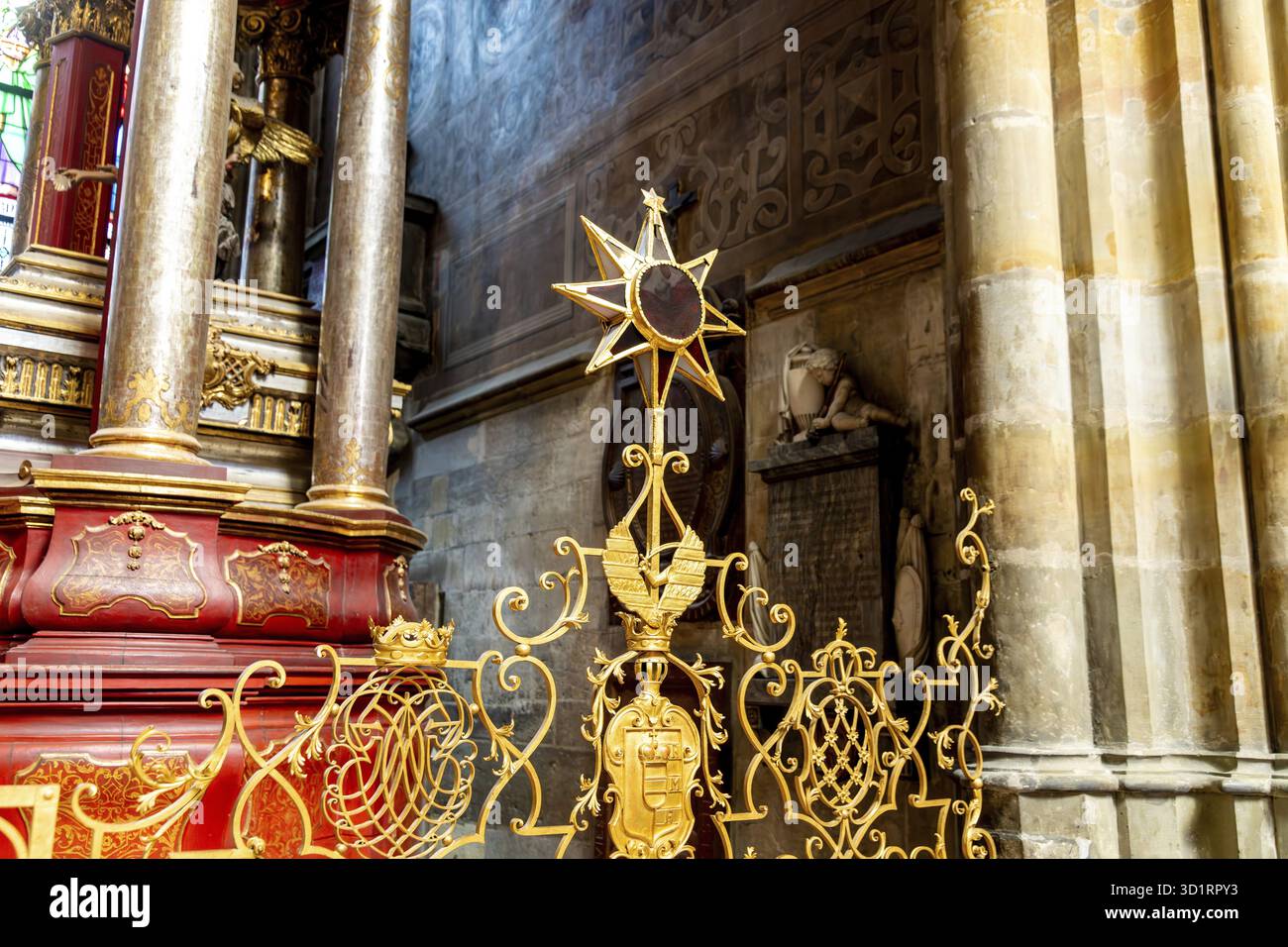 Prag, Hauptstadt von Prag - Tschechische Republik - 21.09.2022: Buntglasfenster werfen buntes Licht über den kunstvollen goldenen Grill in der Kathedrale Stockfoto