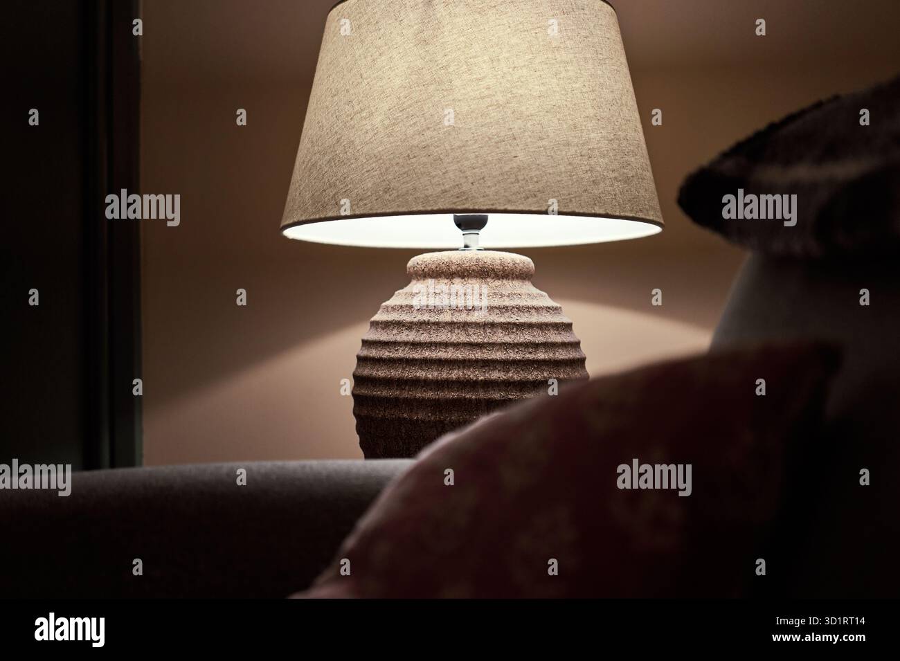 Lounge-Lampe mit strukturiertem Sockel Stockfoto