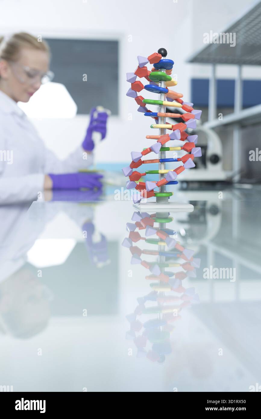 Neue Technologien in der Medizin. Wissenschaftler und Molekül der DNA Stockfoto