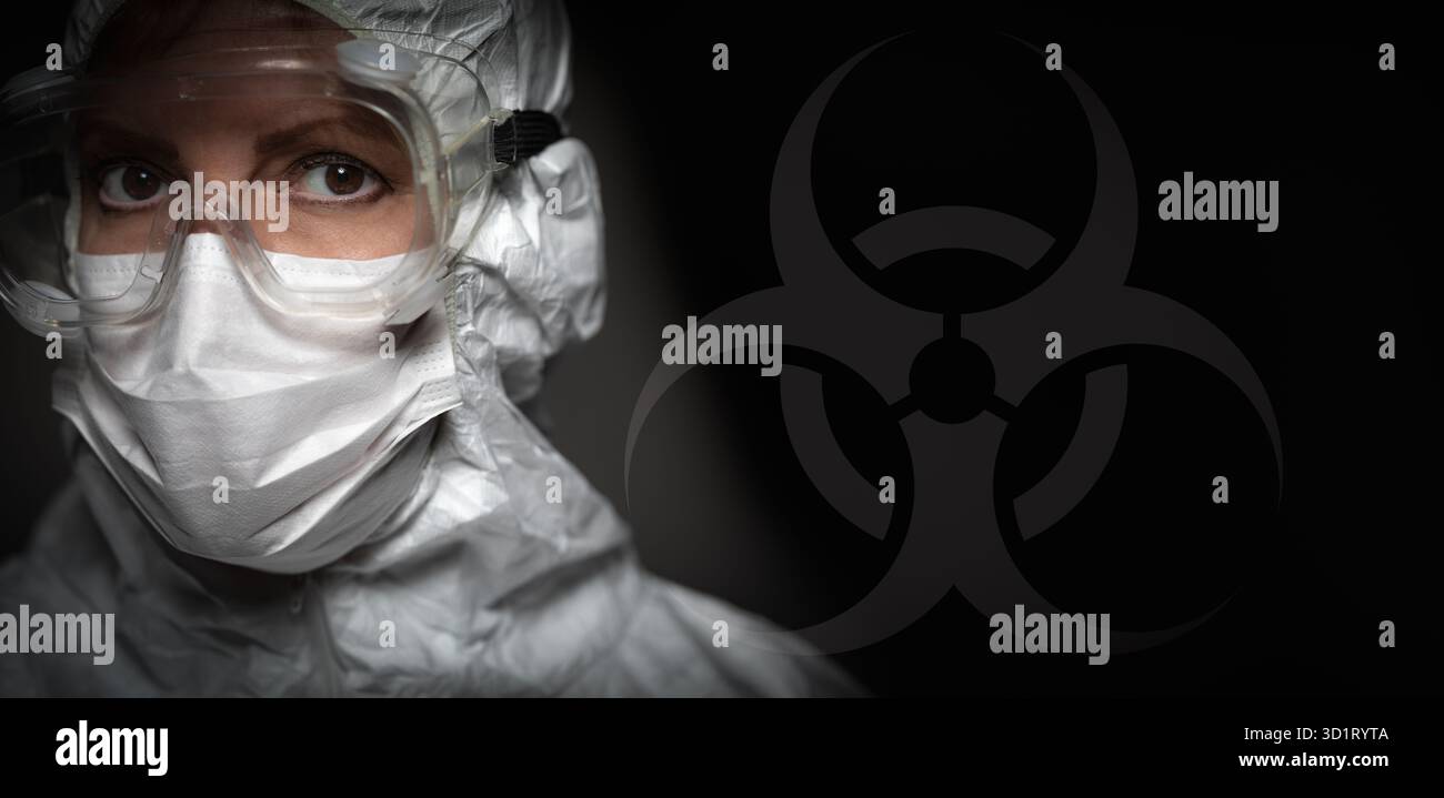 Banner des weiblichen Arztes oder der Krankenschwester in medizinischer Gesichtsmaske und Schutzausrüstung mit Bio-Gefahrenzeichen Stockfoto