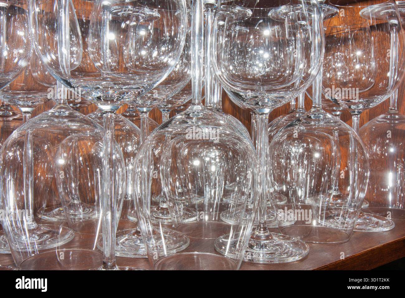 Leere Gläser im Restaurantschrank warten auf Kunden Stockfoto