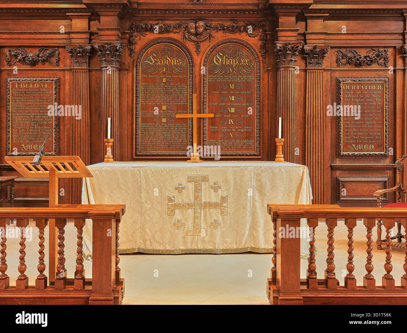 Altar und Reredos in der christian Temple Church, Heimat der Templer, Inns of Court, London, England. Stockfoto