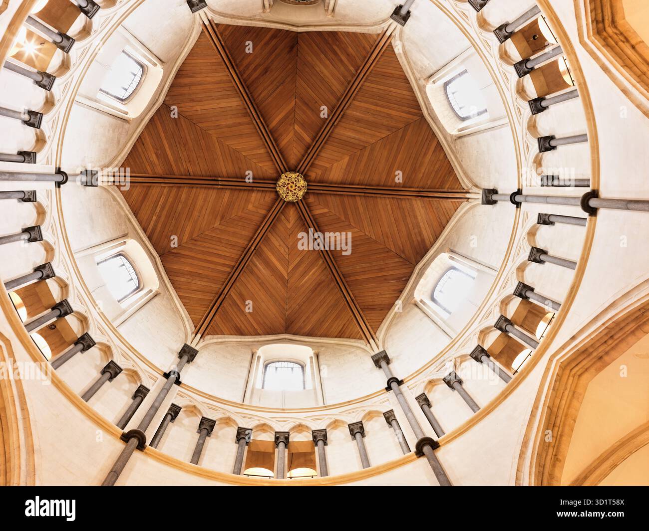 Decke der runden christlichen Tempelkirche, Heimat der Templer, Inns of Court, London, England. Stockfoto