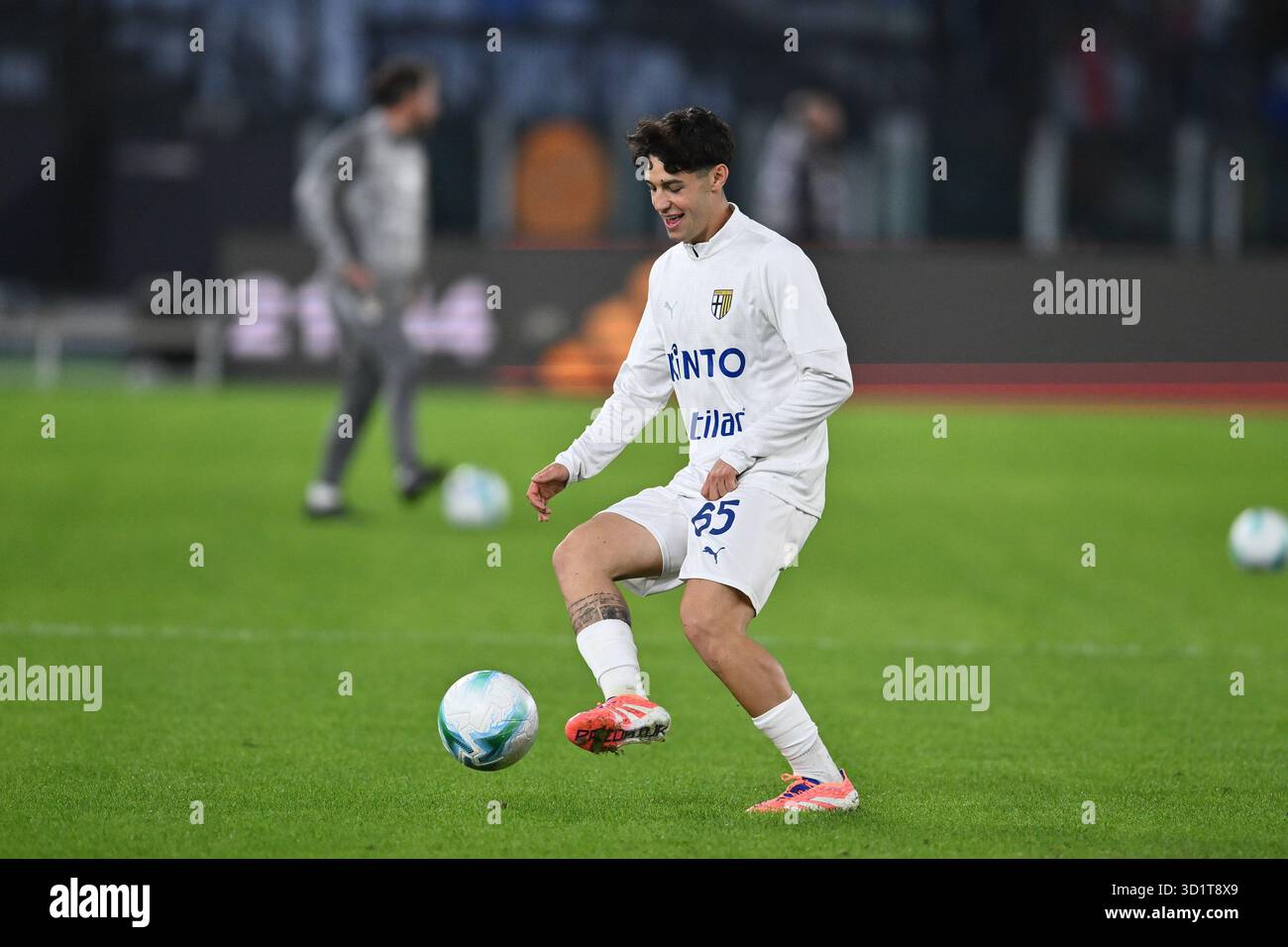 Rom, Italien. Oktober 2025. Elia Plicco von Parma Calcio 1923 warm Up vor dem Spiel des 9. Tages der Serie A Meisterschaft zwischen A.S. Roma und Parma Calcio 1913 im Olympiastadion am 29. Oktober 2025 in Rom, Italien. Quelle: Unabhängige Fotoagentur/Alamy Live News Stockfoto