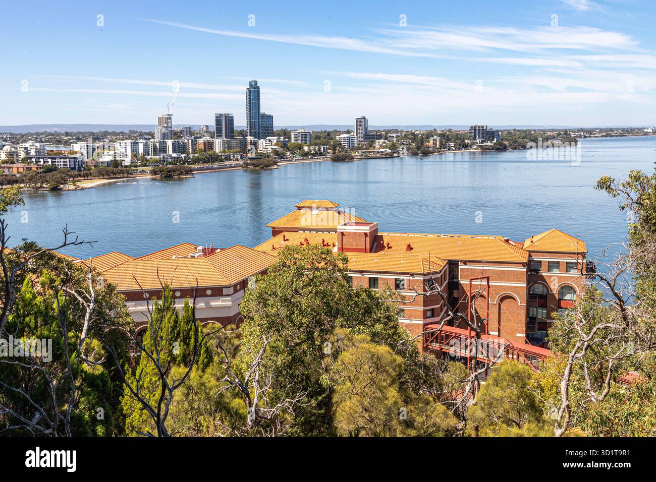 Die Old Swan Brewery Apartments neben dem Swan River aus Kings Park und Botanic Garden, Perth, Western Australia, WA, Australien Stockfoto