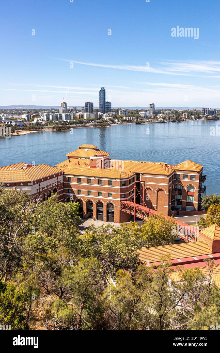 Die Old Swan Brewery Apartments neben dem Swan River aus Kings Park und Botanic Garden, Perth, Western Australia, WA, Australien Stockfoto