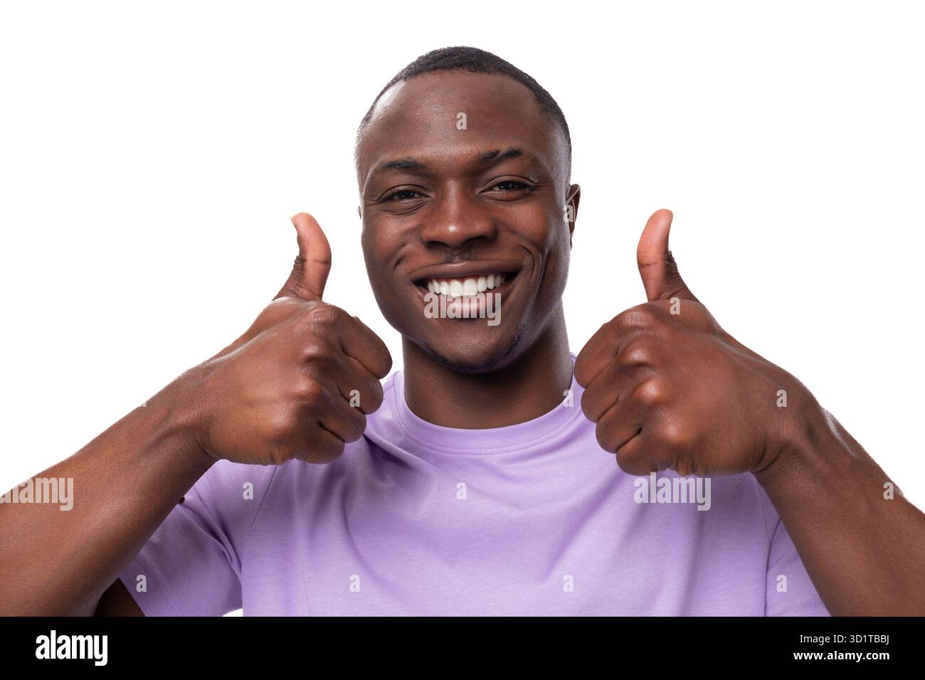 Junger, charismatischer 30-jähriger amerikaner, gekleidet in einem Baumwoll-T-Shirt, das auf weißem Hintergrund grimmt Stockfoto