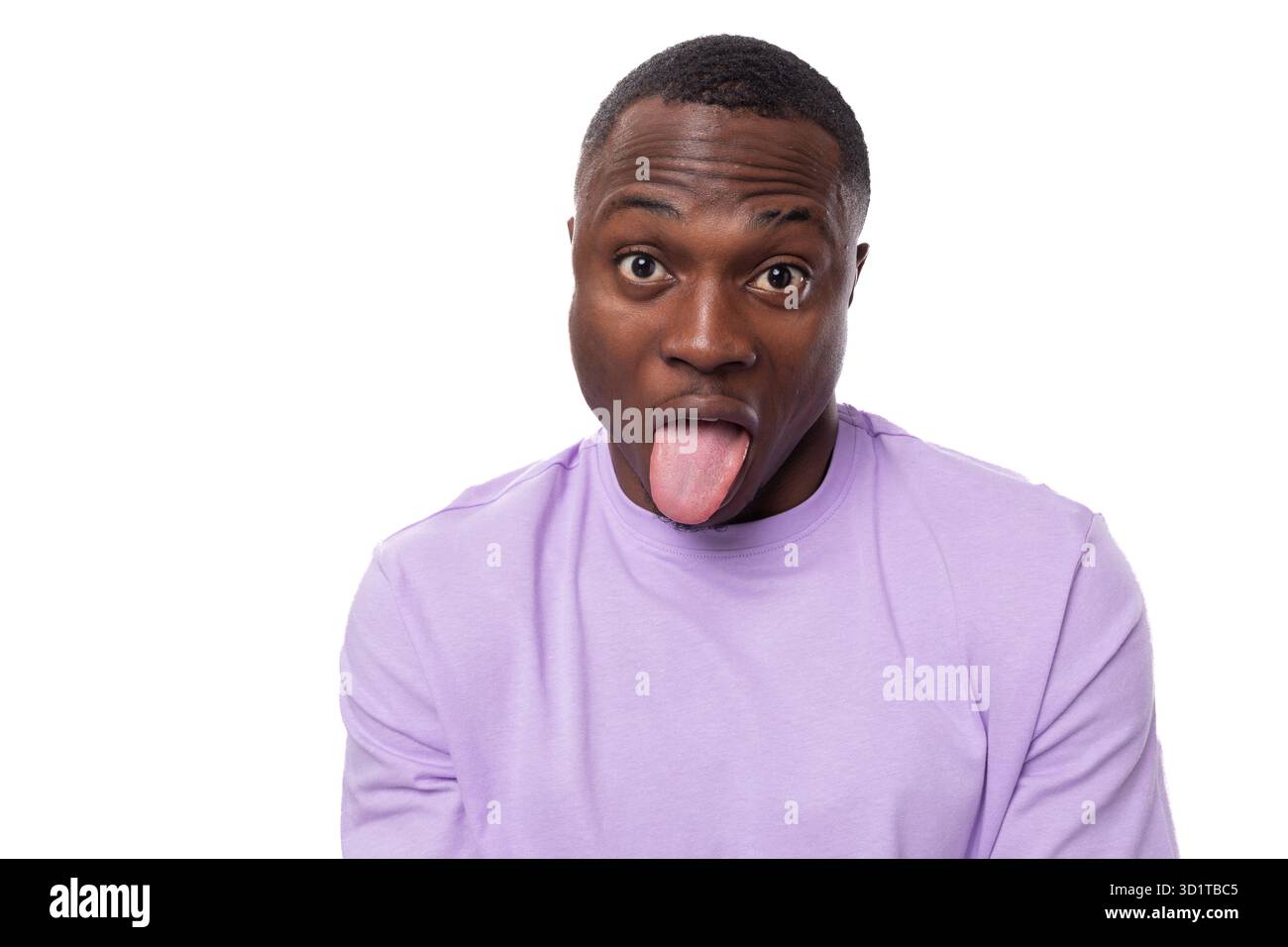 Junger, charismatischer 30-jähriger amerikaner, gekleidet in einem Baumwoll-T-Shirt, das auf weißem Hintergrund grimmt Stockfoto