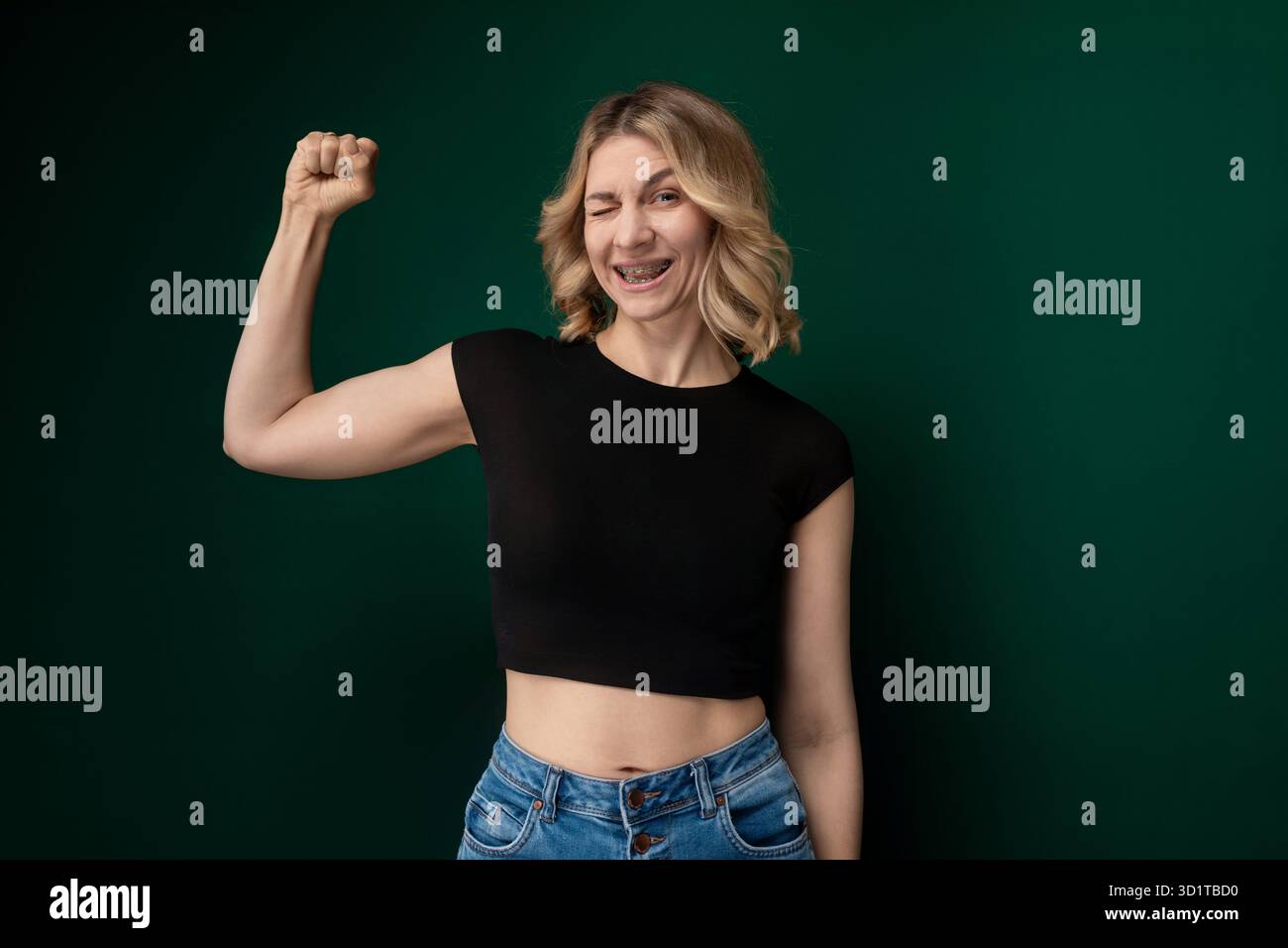 Frau in schwarzem Hemd und Jeans posiert für Picture Stockfoto