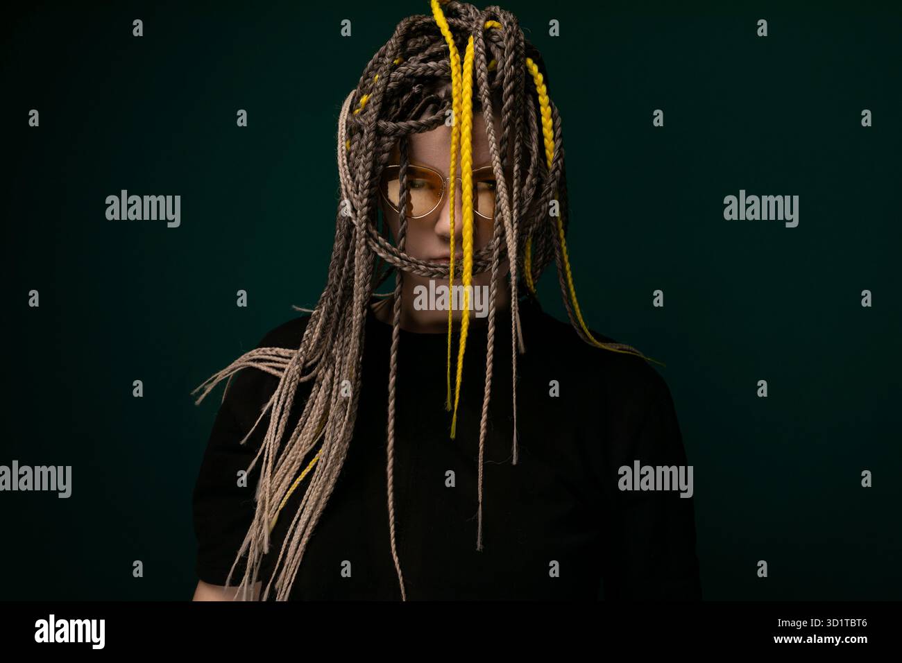 Frau mit Dreadlocks vor grünem Hintergrund Stockfoto