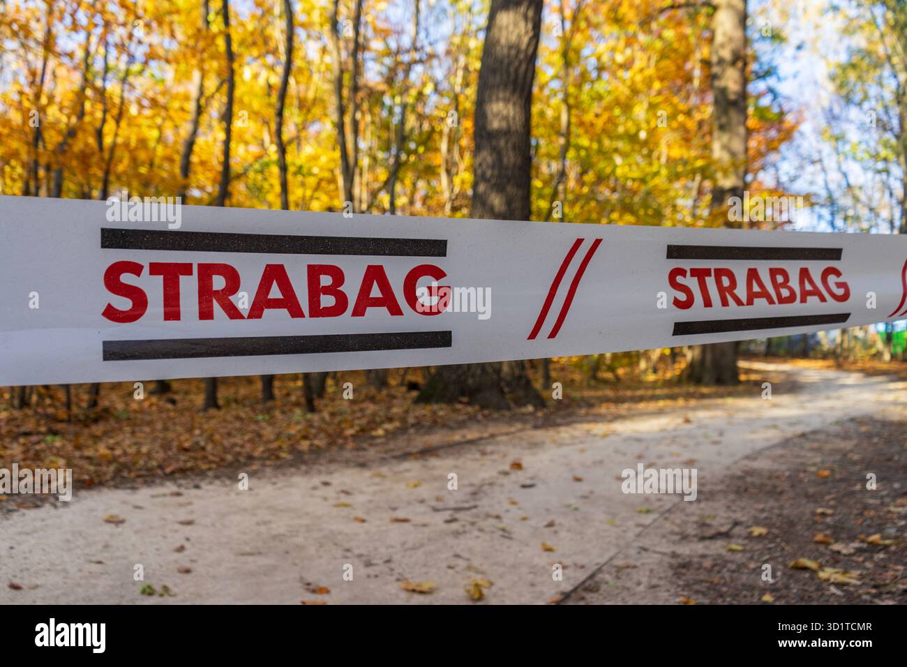 STRABAG Baustellenband in einem Waldgebiet in Ungarn, symbolisiert Infrastrukturentwicklung und Umweltintegration Stockfoto