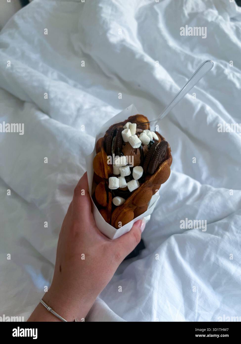 Frühstück im Bett in Form einer Waffel gefüllt mit Schokoladenpaste, oreo-Keksen und Marshmallows - Smartphone-aufgenommenes Stockfoto