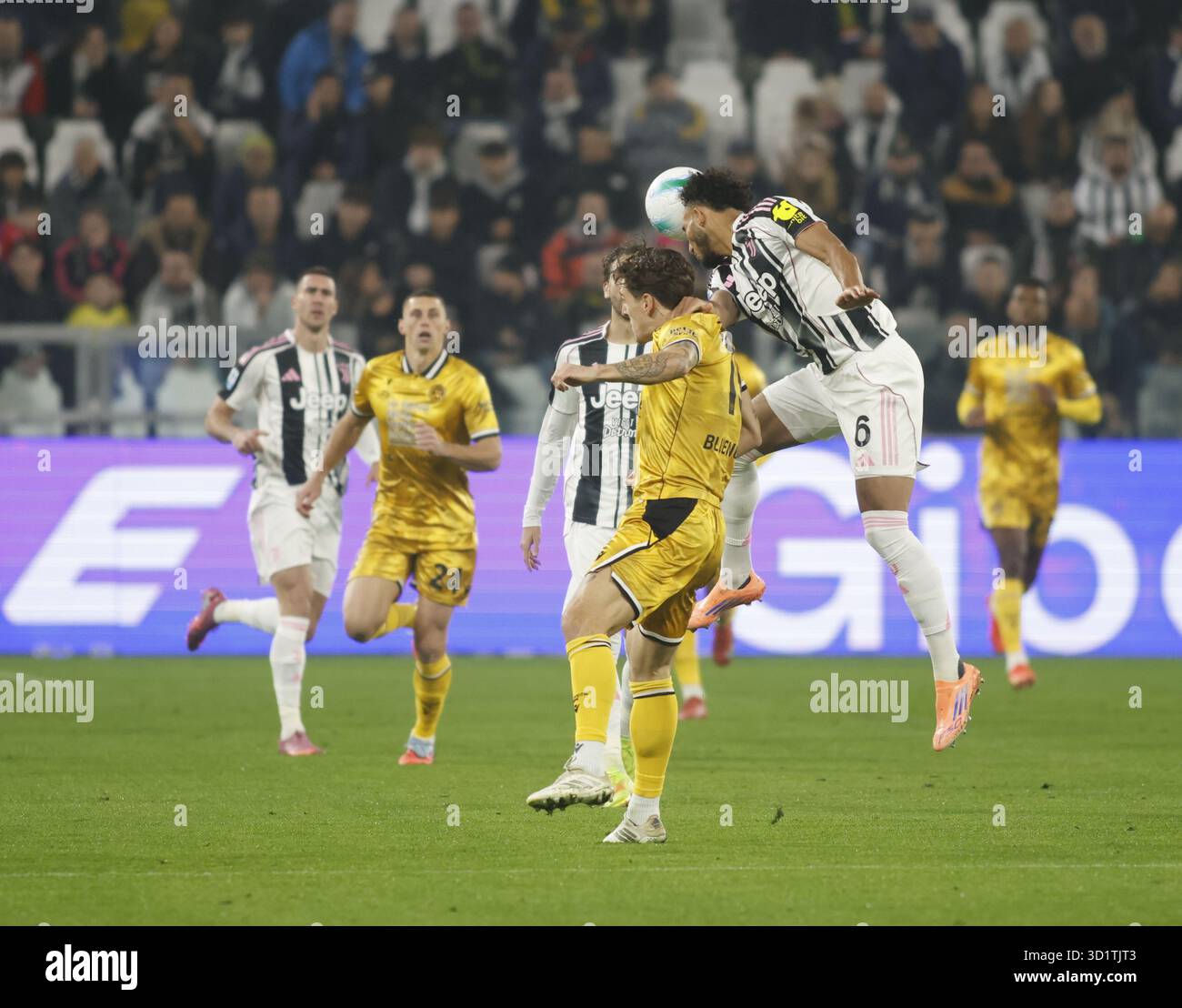 Turin, Italien. Oktober 2025. Lloyd Kelly von Juventus FC und Nicolo Zaniolo von Udinese Calcio während der italienischen Serie A, Saison 2025-2026, Fußballspiel zwischen Juventus FC und Udinese Calcio am 29. Oktober 2025 im Allianz Stadium in Turin, Italien. Foto Nderim Kaceli Credit: Unabhängige Fotoagentur/Alamy Live News Stockfoto