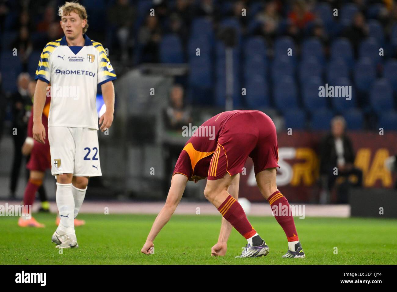 Rom, Italien. Oktober 2025. Evan Ferguson von AS Roma verletzte sich während des Fußballspiels der Serie A 2025/2026 zwischen AS Roma und Parma Calcio 1913 im Stadio Olimpico in Rom (Italien) am 29. Oktober 2025. Quelle: Insidefoto/Alamy Live News Stockfoto
