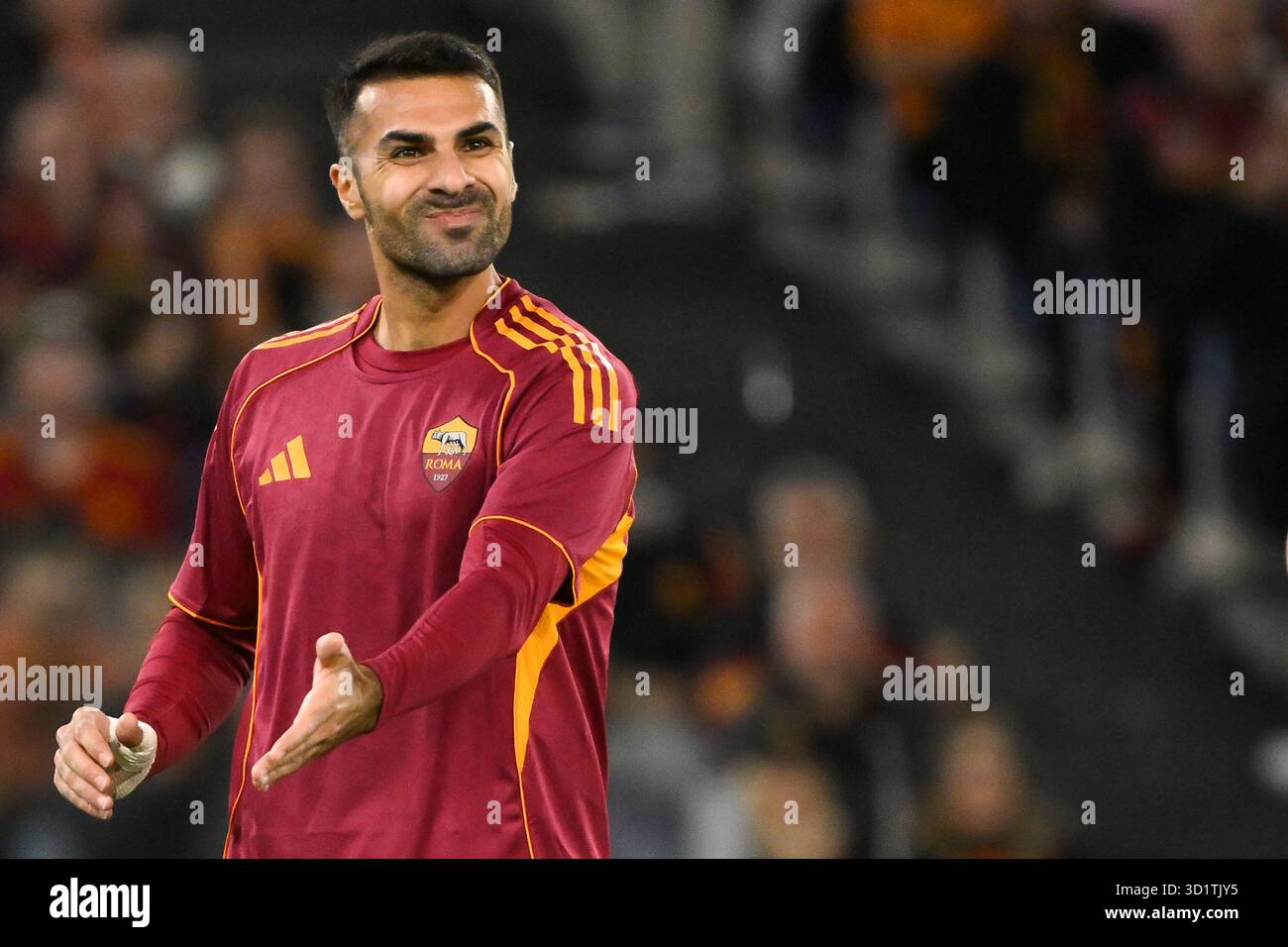 Rom, Italien. Oktober 2025. Zeki Celik von AS Roma Gesten während des Fußballspiels der Serie A 2025/2026 zwischen AS Roma und Parma Calcio 1913 im Stadio Olimpico in Rom (Italien), 29. Oktober 2025. Quelle: Insidefoto/Alamy Live News Stockfoto