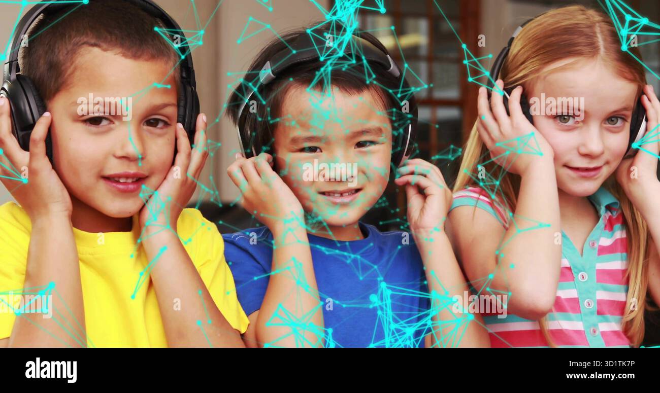 Hören Sie drei Kinder mit schwarzen Over-Ear-Kopfhörern im Klassenzimmer mit digitalem Netzwerk-Grid Stockfoto